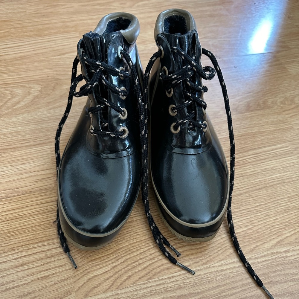 Sporto Black Patent Rain Boots